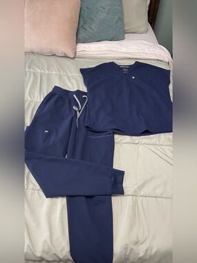 Navy Fabletics Scrubs
(Set 10)
